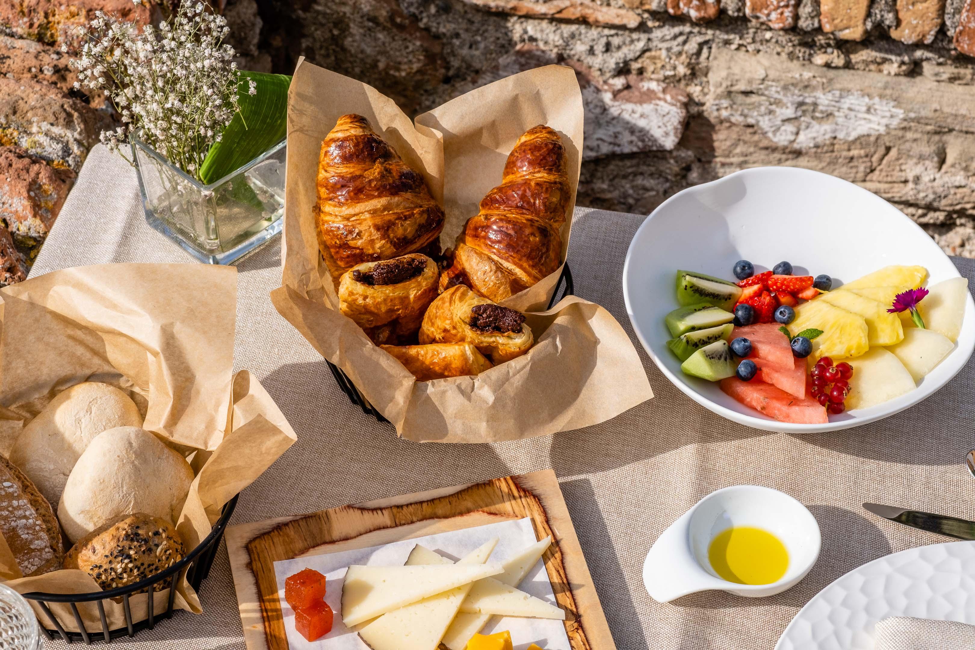 Soho Boutique Castillo De Santa Catalina - Adults Recommended Малага Екстериор снимка Croissants and fruit