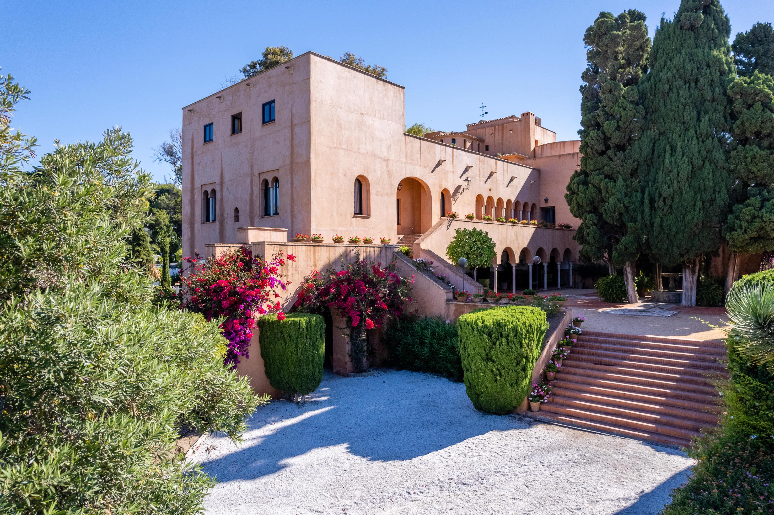 Soho Boutique Castillo De Santa Catalina - Adults Recommended Малага Екстериор снимка The house of the Count of Barcelona, in the grounds of the Palau Reial de Pedralbes.