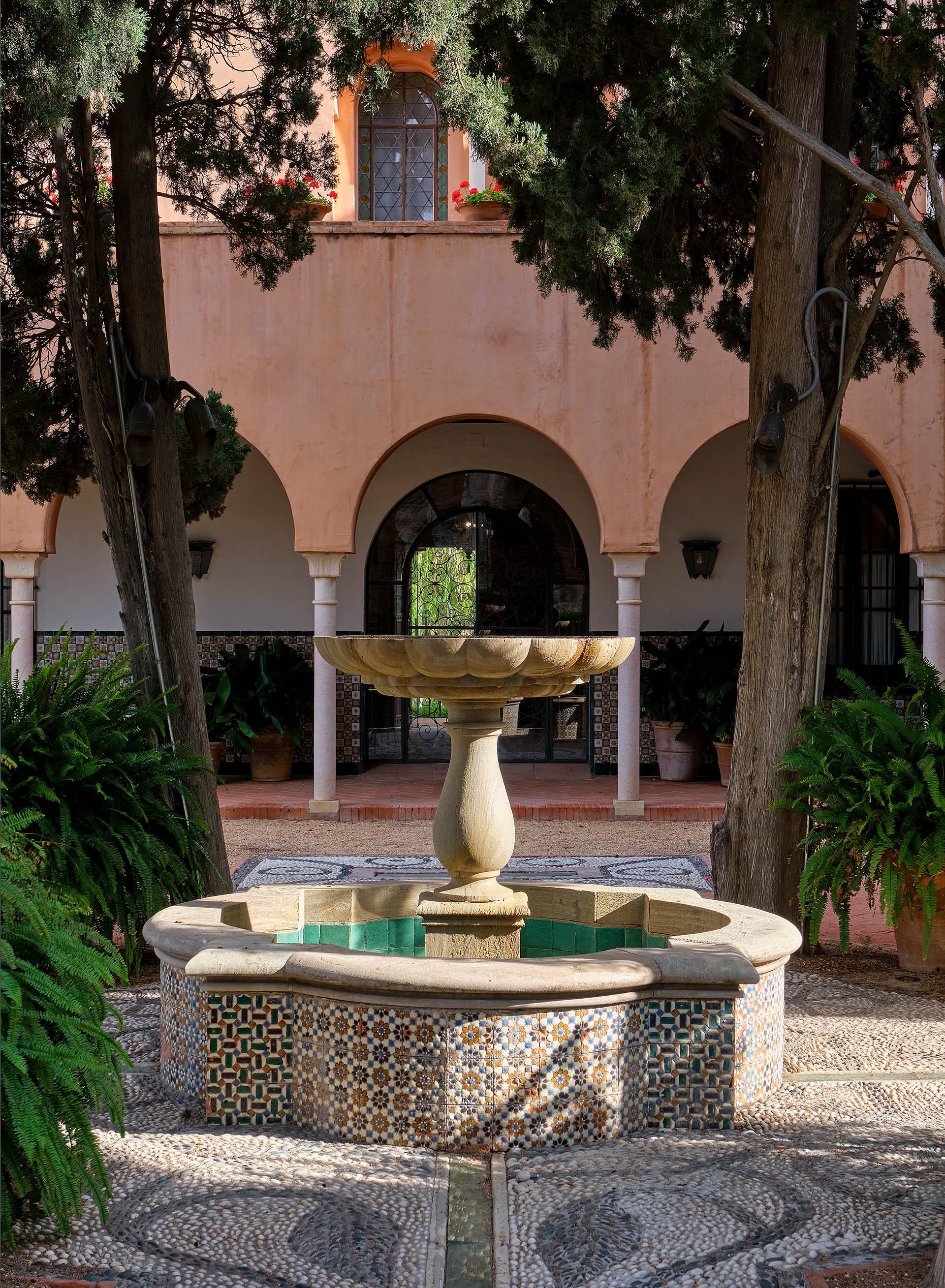 Soho Boutique Castillo De Santa Catalina - Adults Recommended Малага Екстериор снимка Fountain at the center of the courtyard