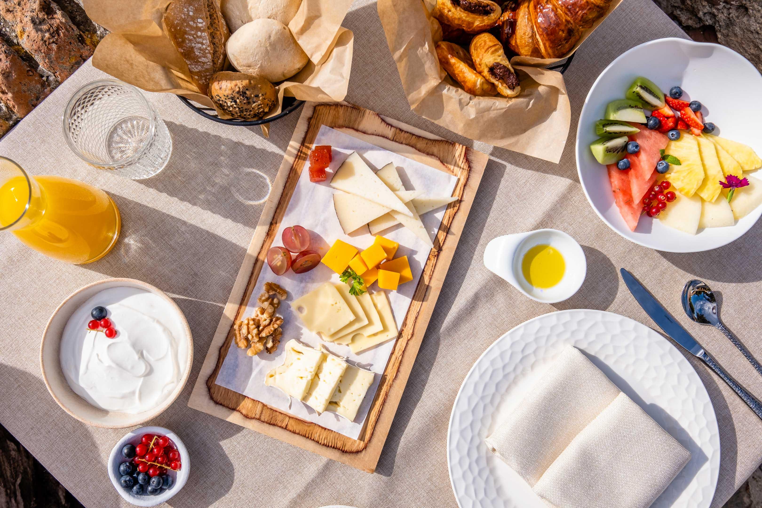 Soho Boutique Castillo De Santa Catalina - Adults Recommended Малага Екстериор снимка A cheese board with fruit and bread